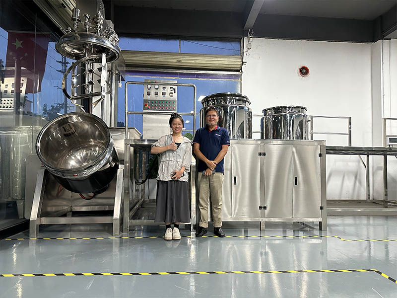 유화 냄비를 방문하는 국제 고객