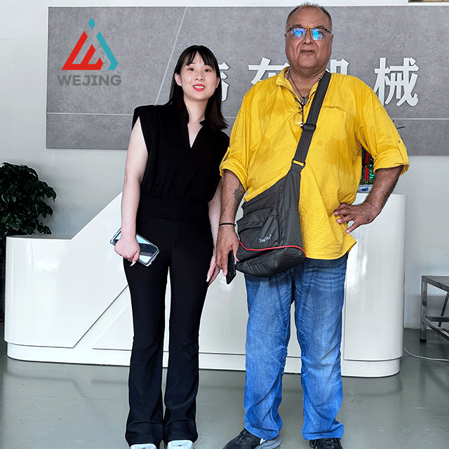 Weijing은 충전 기계 라벨링 기계에 대한 외국 고객과 수출 협력 계약을 체결했습니다.