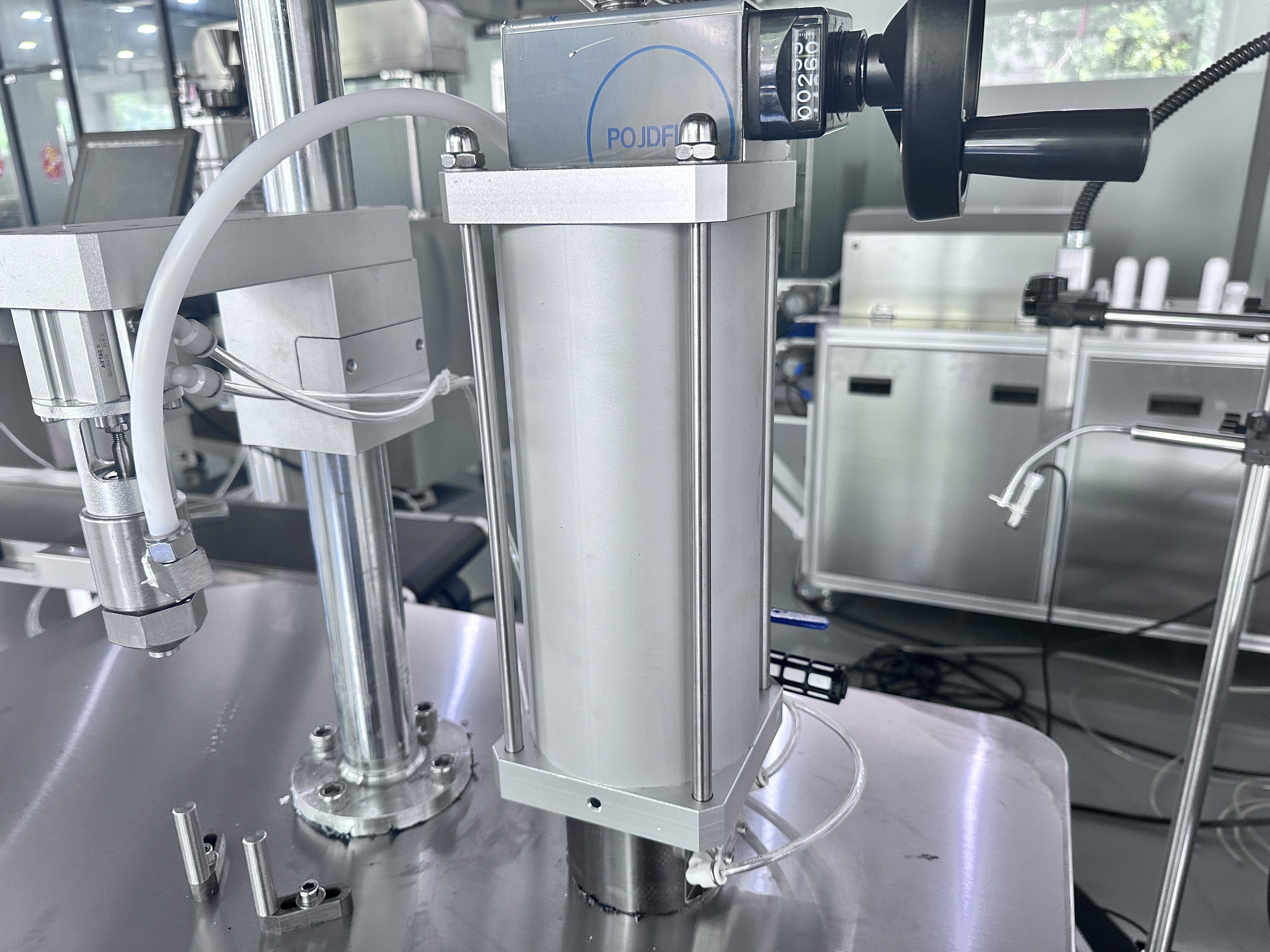 반자동 에어로졸 방취제 공기 청정제 바디 스프레이 충전 기계 판매